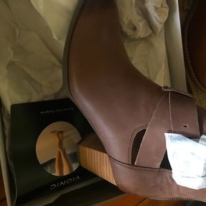 Vionic Upright Rory heeled bootie